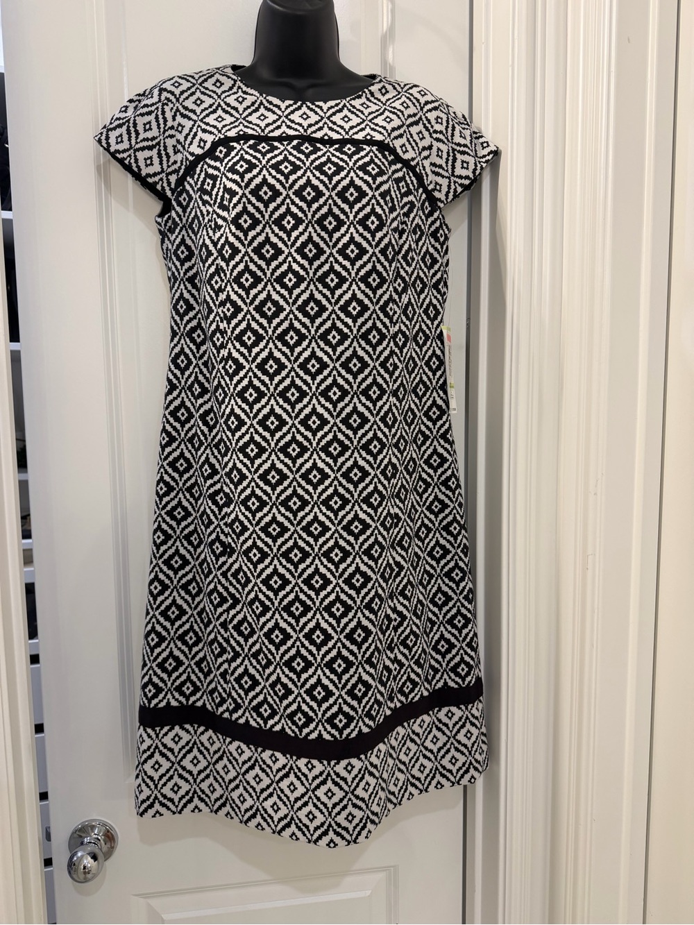 NWT Jones New York Size 4 Black White Geometric Cutout Shift Dress